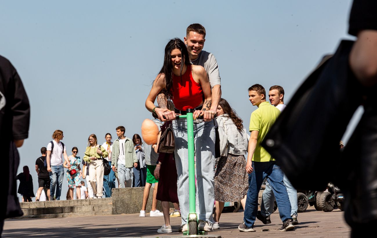 Джерело підвищеної небезпеки: як і за що карають водіїв електросамокатів в Україні