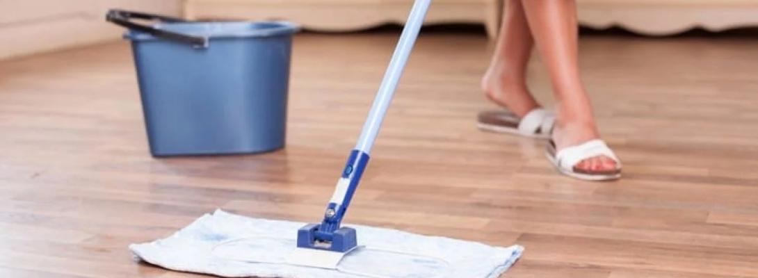 Чи може гаряча вода під час прибирання зіпсувати покриття підлоги: що важливо знати