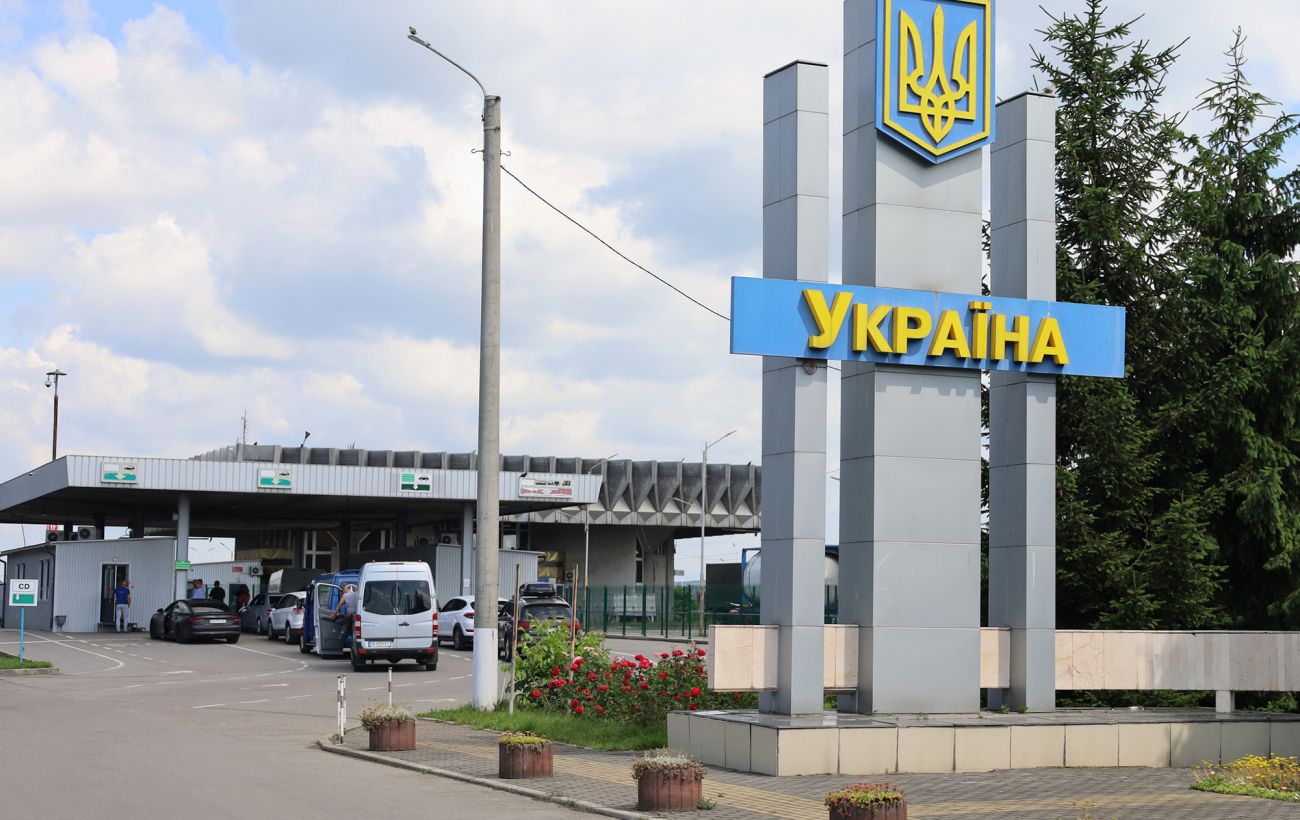 В Україні запрацювали нові правила виїзду для жінок за кордон: що саме змінилося 