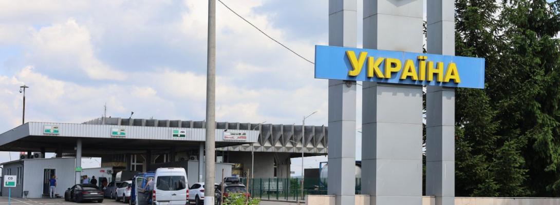 В Україні запрацювали нові правила виїзду для жінок за кордон: що саме змінилося 