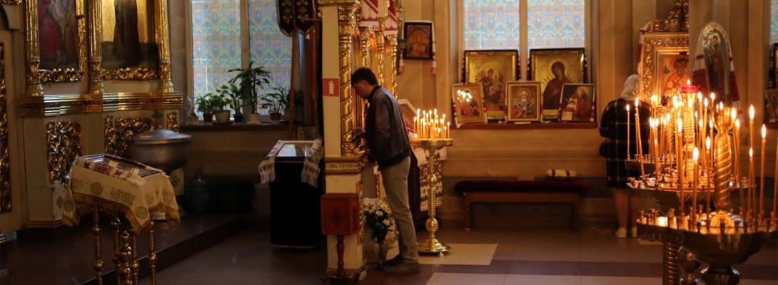 Цілувати обов'язково? Як правильно вшановувати ікони у храмах ПЦУ й чого робити не варто