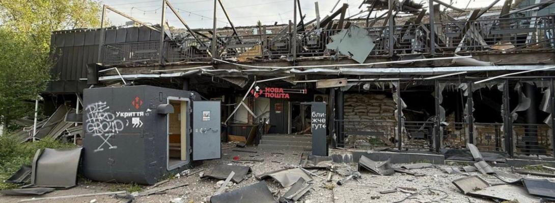 Посилки під завалами. Росіяни скинули КАБ на відділення "Нової пошти" в Краматорську