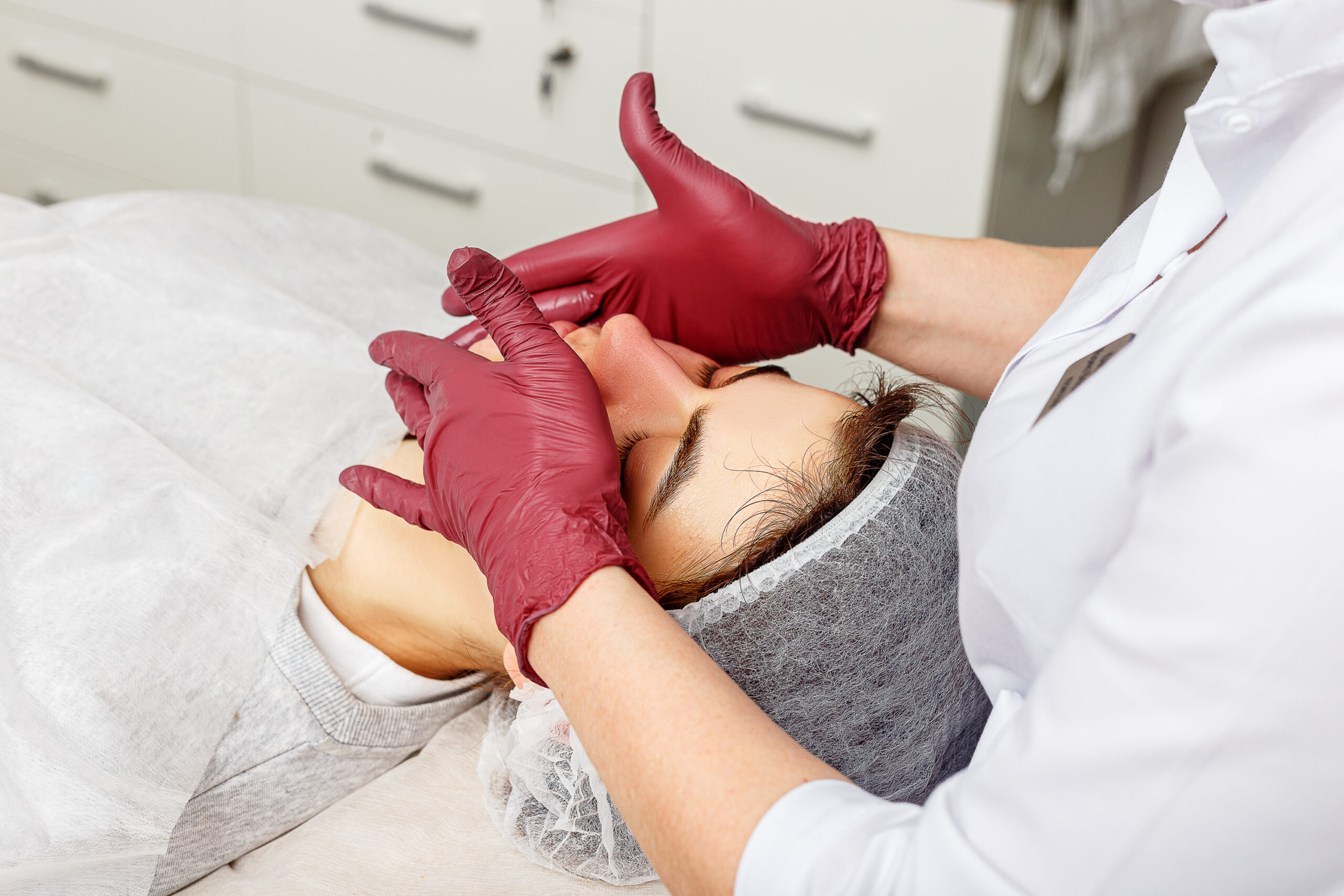 Популярні процедури для шкіри, що можуть завдати шкоди замість очікуваного ефекту