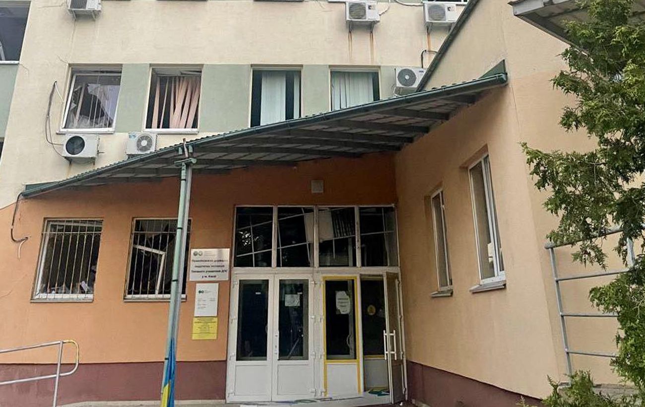 Унаслідок ракетно-дронової атаки рф у Києві постраждала будівля податкової служби