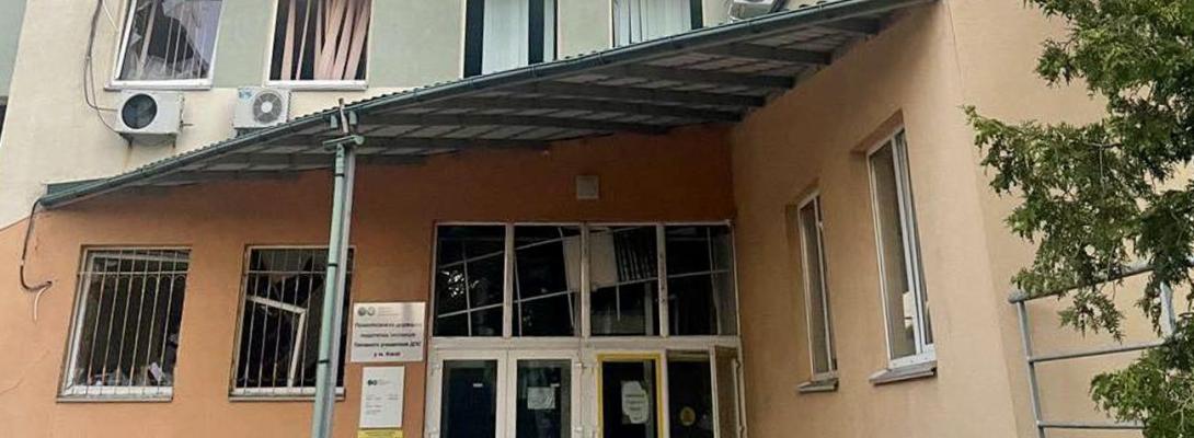 Унаслідок ракетно-дронової атаки рф у Києві постраждала будівля податкової служби