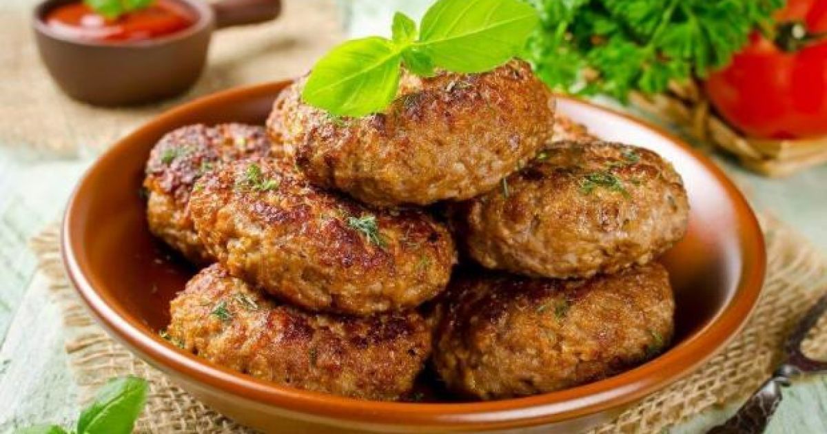 Соковиті котлети без хліба: кулінарний лайфхак, який допоможе зберегти форму 