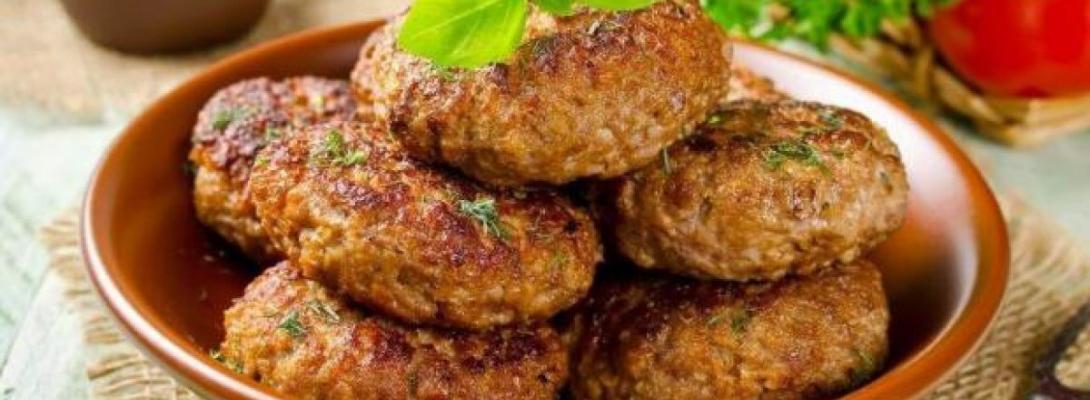 Соковиті котлети без хліба: кулінарний лайфхак, який допоможе зберегти форму 