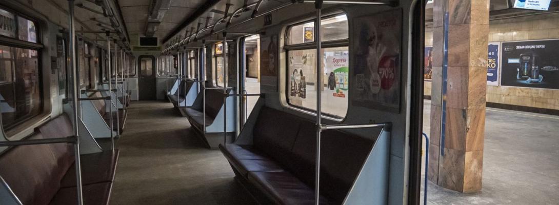Потяги метро в Києві пропонують залишати на станціях під час атак рф: що це змінить