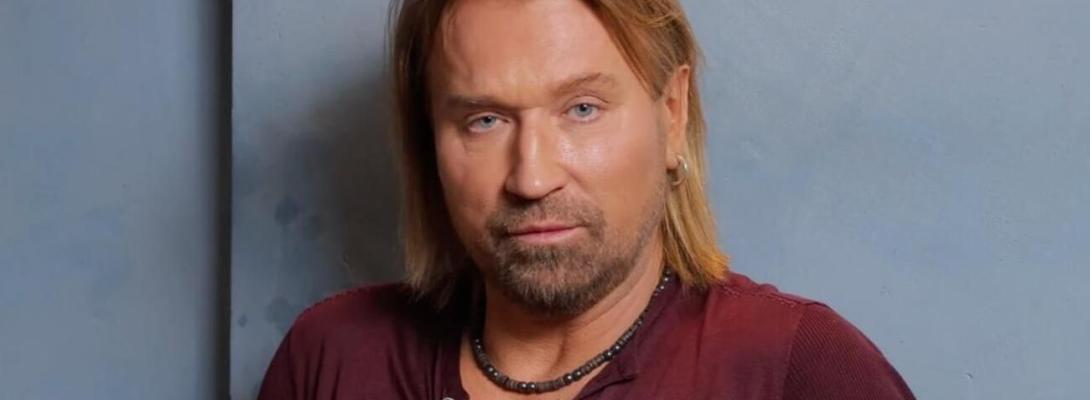Курйоз у центрі Праги: Олег Винник шокував фанів дивною витівкою просто під час прогулянки