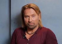 Курйоз у центрі Праги: Олег Винник шокував фанів дивною витівкою просто під час прогулянки