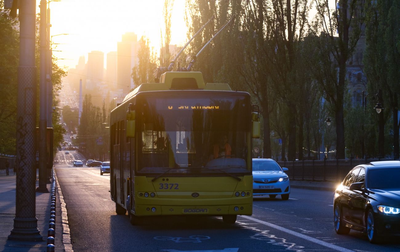 Після удару по Києву кілька вулиць перекрито, транспорт змінив маршрути: що відомо
