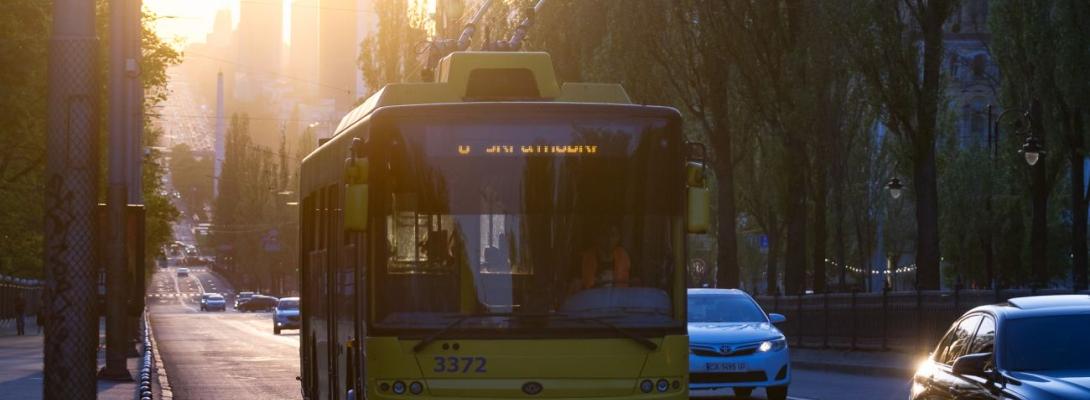 Після удару по Києву кілька вулиць перекрито, транспорт змінив маршрути: що відомо