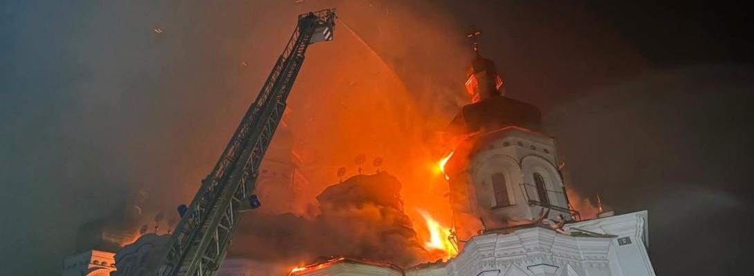 Шокуючі кадри! Момент удару російського дрона по Києво-Печерській лаврі потрапив на відео