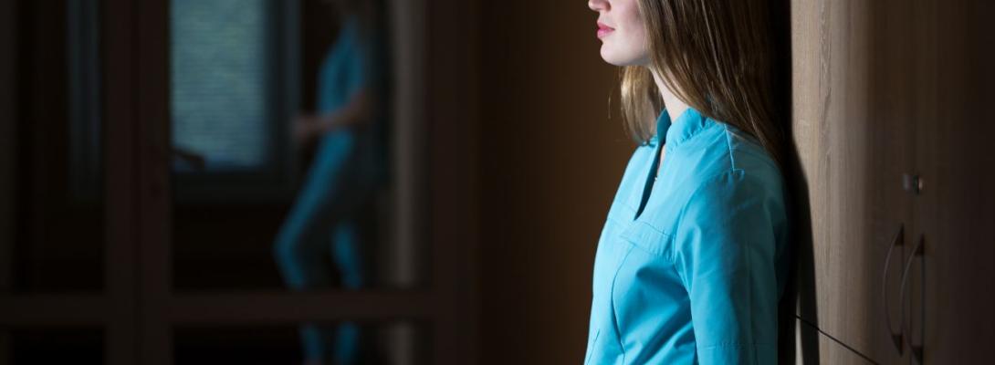 Від зарплат і разових 200 тисяч до житла: що отримують молоді медики та за яких умов