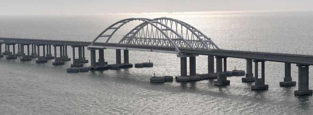 Крим масовано атакували дрони: спалахнули пожежі, рух мостом перекритий