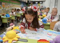 5000 гривень на дитину: коли батьки першокласників отримають виплати "Пакунок школяра"