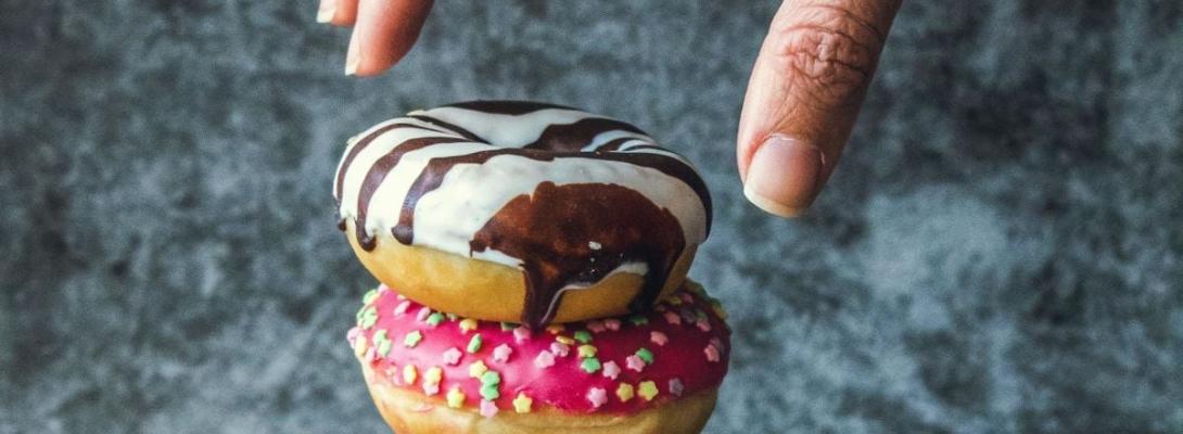 Постійно хочеться солодкого? Лікар пояснив, що насправді стоїть за цим бажанням