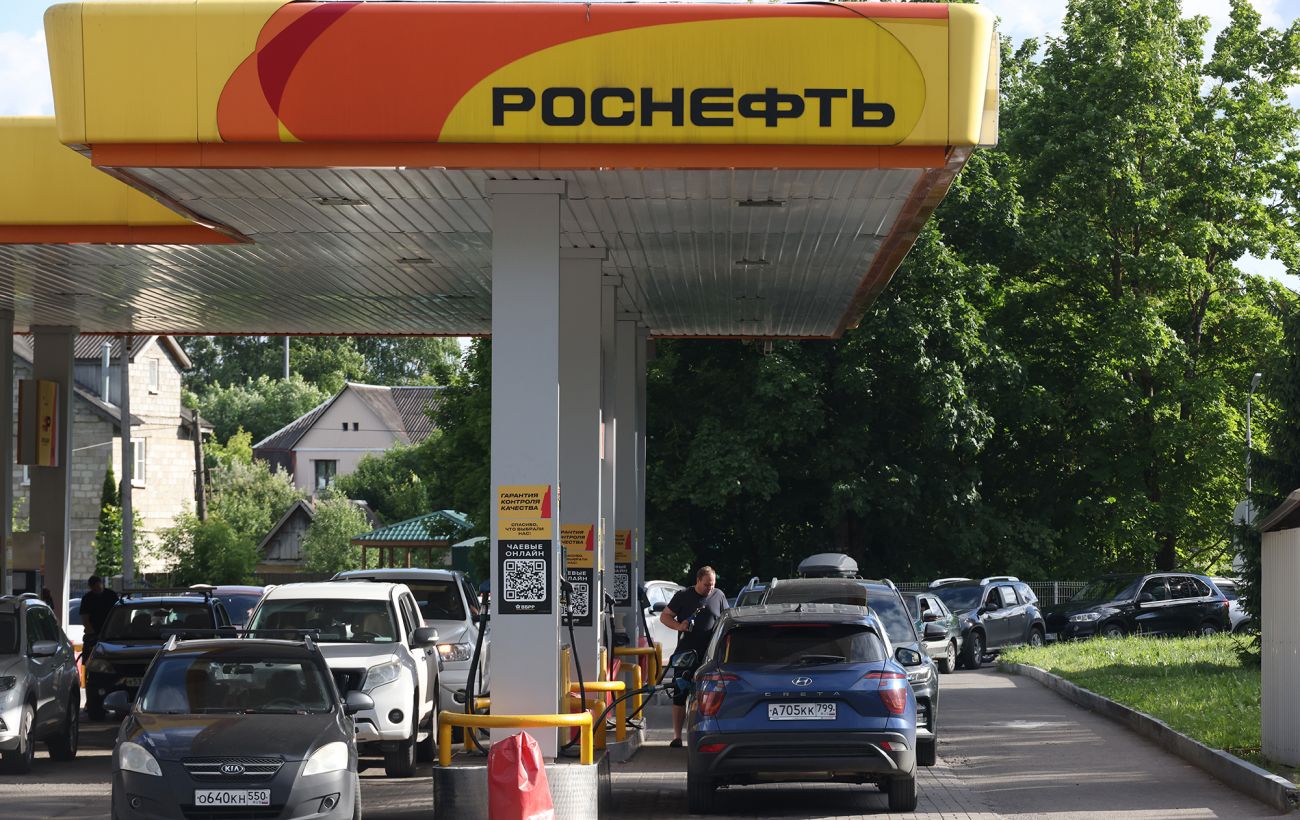 Виробництво бензину в росії покриває лише 65% попиту після ударів ЗСУ, - Reuters