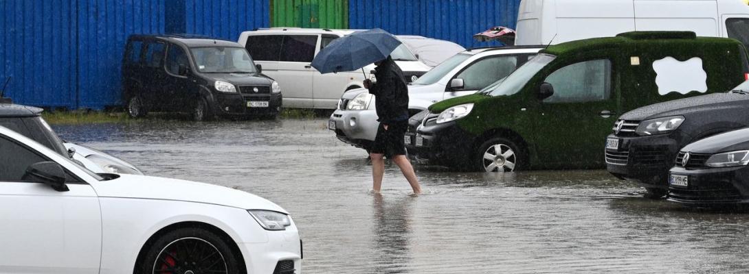 Вулиці й будинки "пливуть", а світло "скаче": Львів накрила потужна злива з грозою (відео)