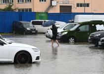 Вулиці й будинки "пливуть", а світло "скаче": Львів накрила потужна злива з грозою (відео)
