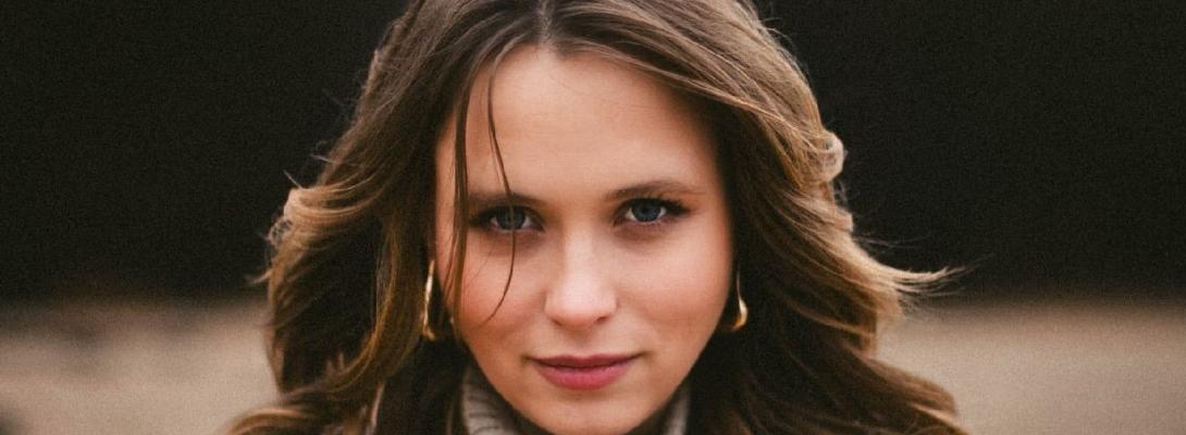 Вагітна Анна Кошмал шокувала складною стійкою на голові з чималим животиком
