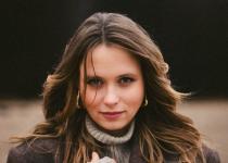 Вагітна Анна Кошмал шокувала складною стійкою на голові з чималим животиком