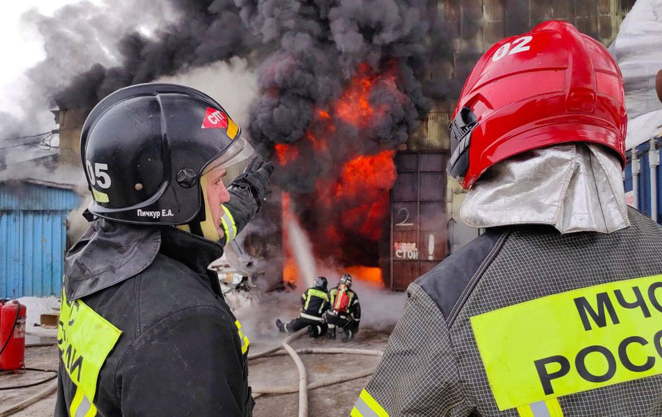 Украина нанесла удары по важным объектам в России: Зеленский подтвердил поражение НПЗ