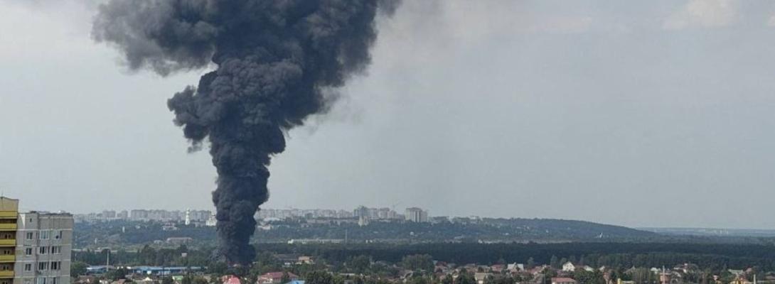В Брянске раздался взрыв, над городом поднялся столб черного дыма (фото)
