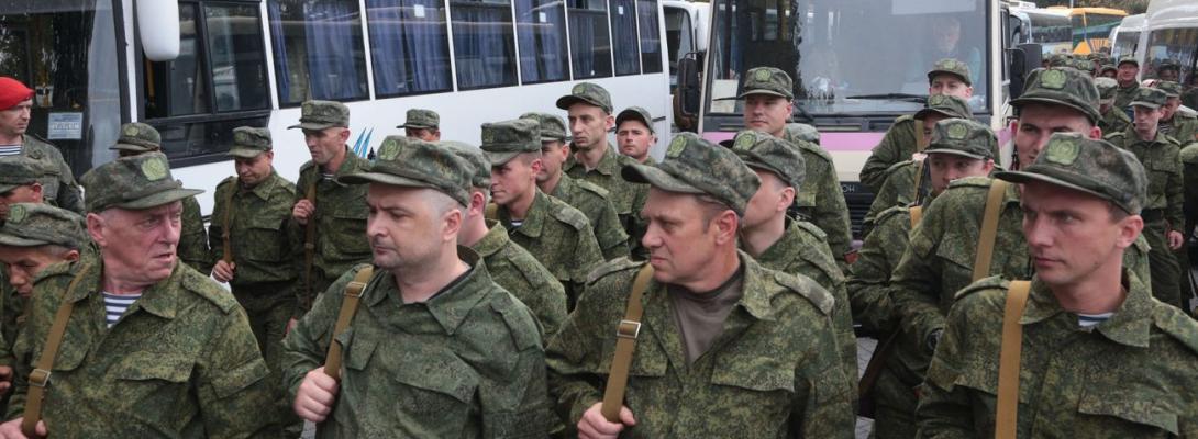 Регионы РФ не жалеют денег "охотникам за контрактниками" из-за страха мобилизации