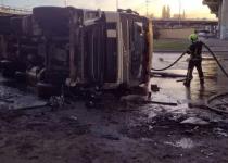 У Києві вантажівка протаранила паркан та злетіла з мосту: жахливі кадри з місця події
