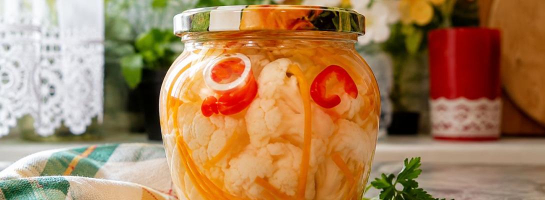 Маринована цвітна капуста на зиму: простий рецепт хрумкої закуски з перцем