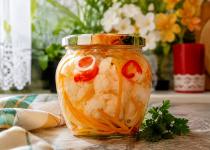 Маринована цвітна капуста на зиму: простий рецепт хрумкої закуски з перцем