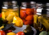 5 фатальних помилок при домашній консервації: розсіл мутніє і зриває кришки