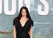 Маргарет Кволлі вдягла екстравагантне “босе” взуття від Chanel на премʼєру фільму