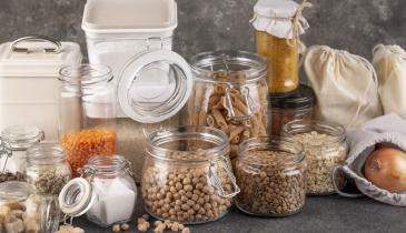 Блекаут на кілька днів: які продукти варто купити заздалегідь, щоб не залишитися без їжі