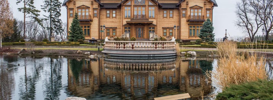 Золотий йоршик і кран із діамантами: український ведучий показав маєток Януковича