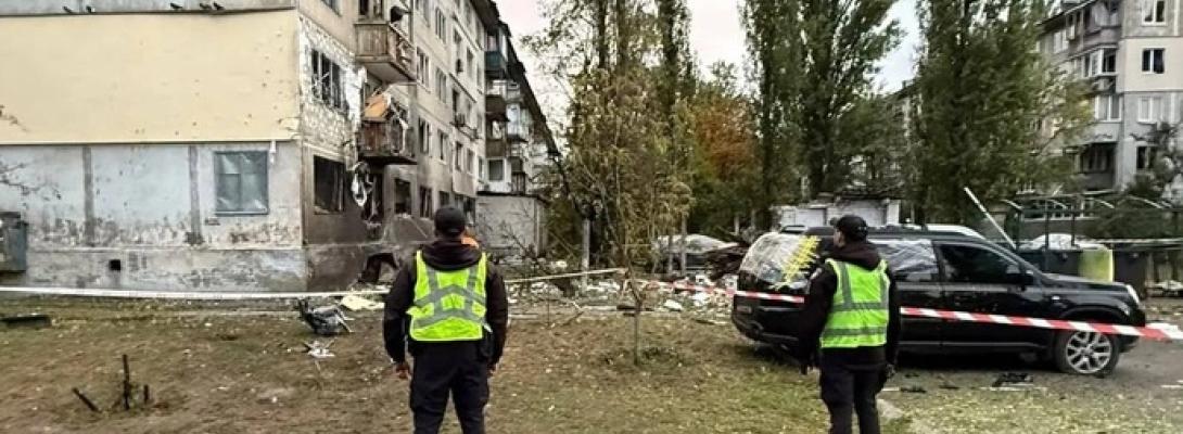 "Ми вискочили з будинку, а тут повно скла, люди нажахані". Що кажуть очевидці про російську атаку на Київ
