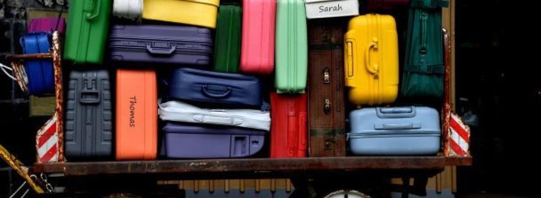 Не купуйте валізи цих кольорів: авіакомпанія попередила про несподіваний ризик