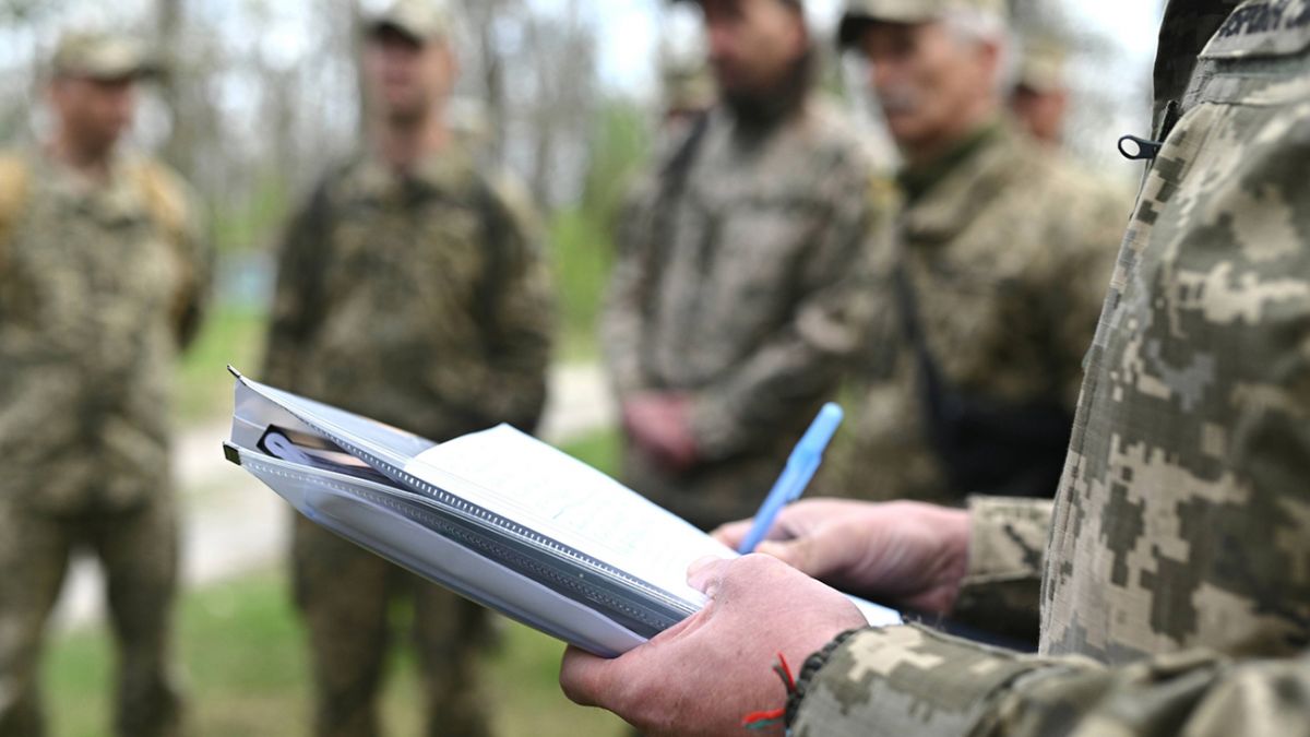 Чи треба 25-річним бігти до ТЦК для зміни статусу на військовозобов’язаного