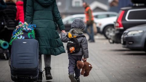 13 дітей і вантажівка з майном: родини змушені евакуюватися під обстрілами із ще однієї області України