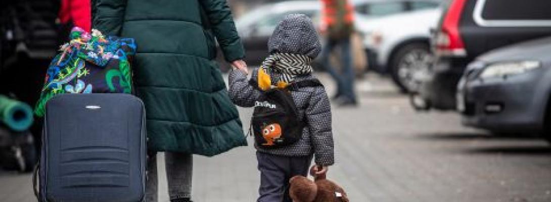 13 дітей і вантажівка з майном: родини змушені евакуюватися під обстрілами із ще однієї області України