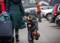 13 детей и грузовик с имуществом: семьи вынуждены эвакуироваться под обстрелами из еще одной области Украины