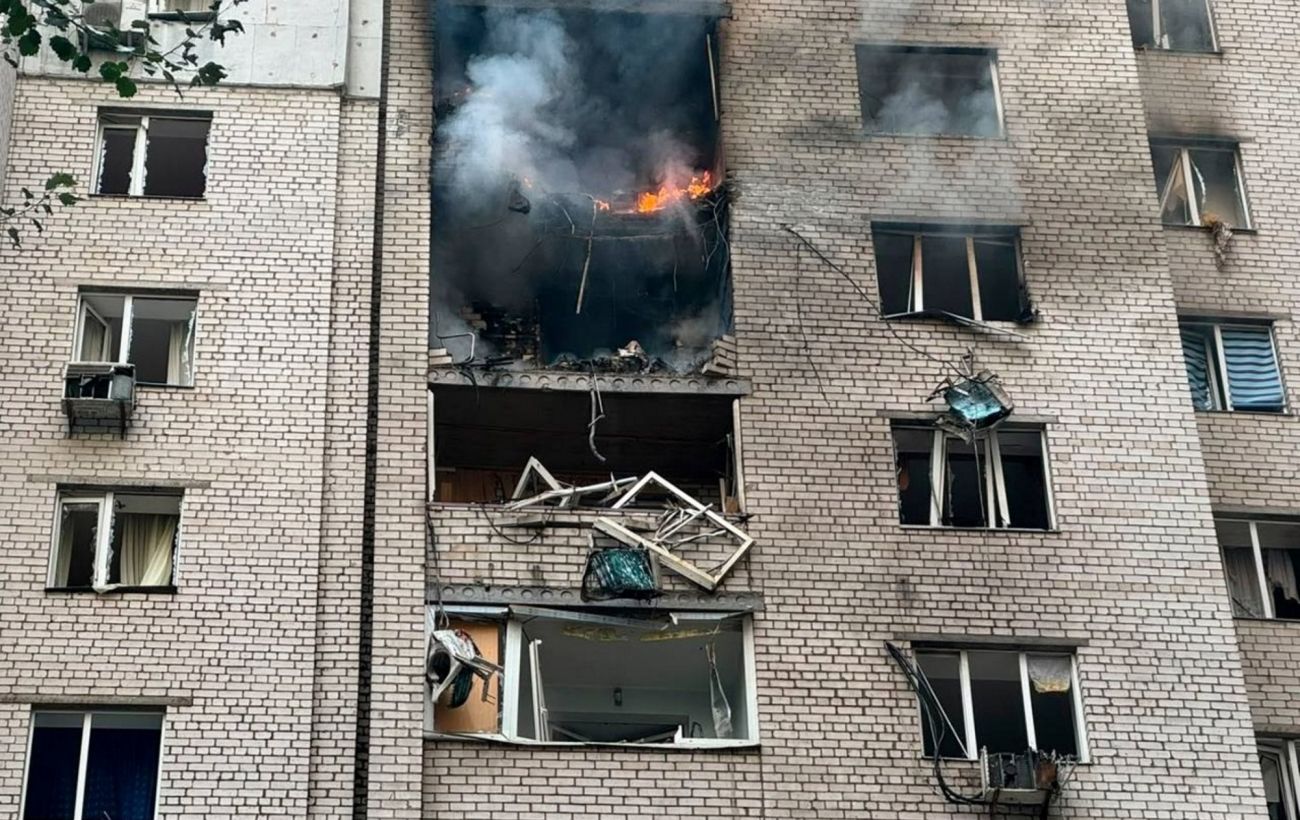 У Києві російський дрон влучив у багатоповерхівку: загинула дитина, є поранені