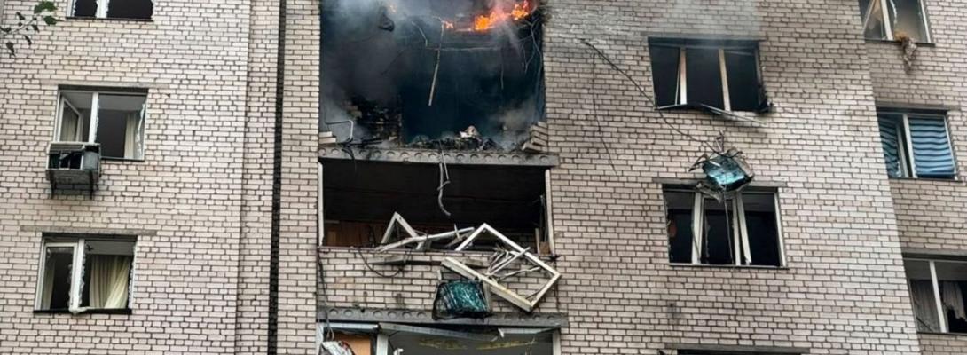 У Києві російський дрон влучив у багатоповерхівку: загинула дитина, є поранені