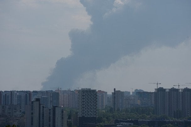 Окупанти вдарили по офісній будівлі в Києві: кількість загиблих на парковці зросла