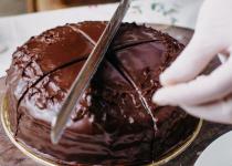 Вистачить всім гостям: легкий метод нарізки торта на 32 частини для великих свят