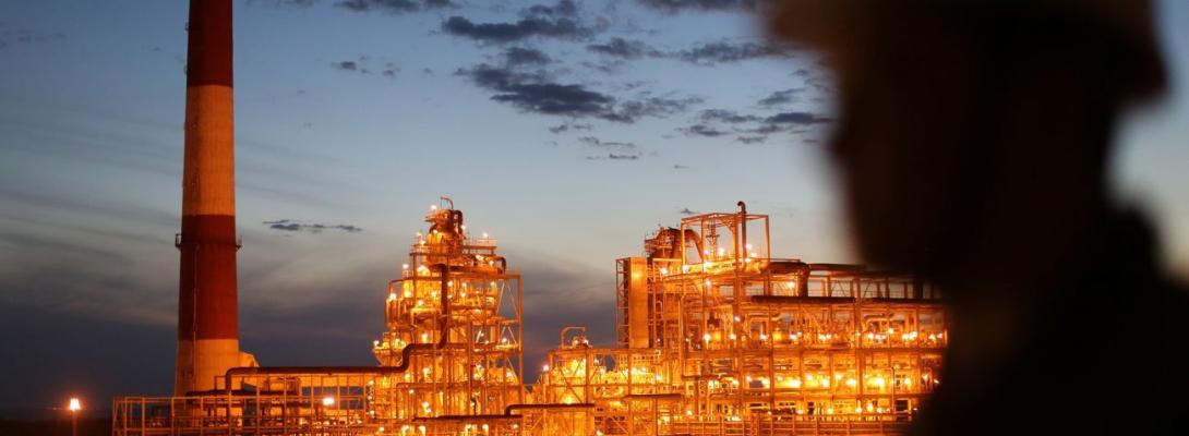 Окупанти в паніці: у Волгограді яскраво спалахнув нафтопереробний завод "Лукойл"