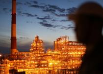 Окупанти в паніці: у Волгограді яскраво спалахнув нафтопереробний завод "Лукойл"