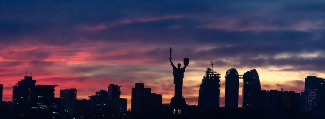 Чому небо над містами України червоніє на заході сонця: пояснення метеорологів
