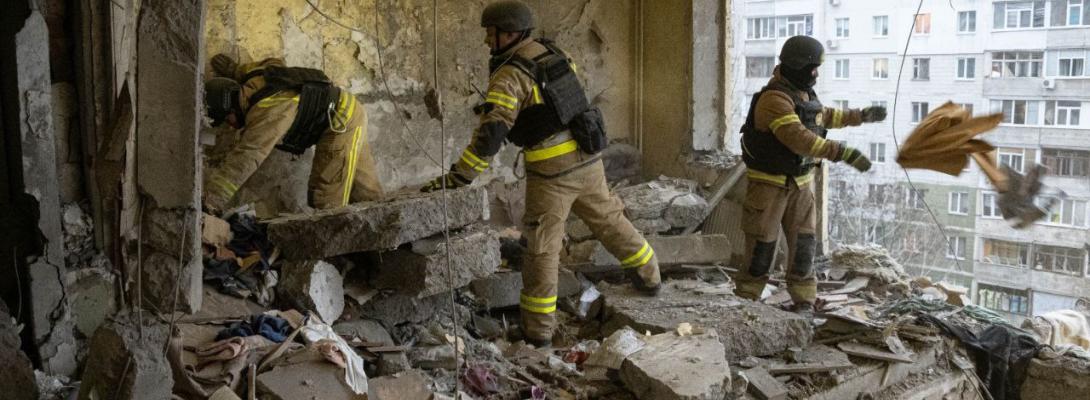 Російські терористи атакували житловий будинок у Сумах: є загиблі та поранені